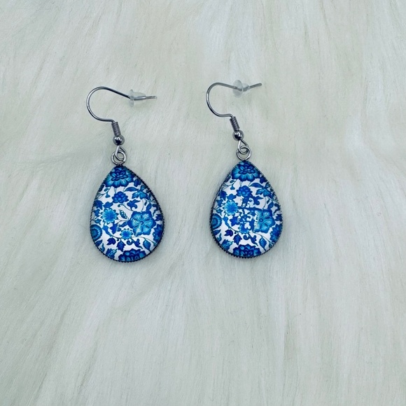 Blue and White Floral Pattern Glass Cabochon Design Earrings - Picture 2 of 4